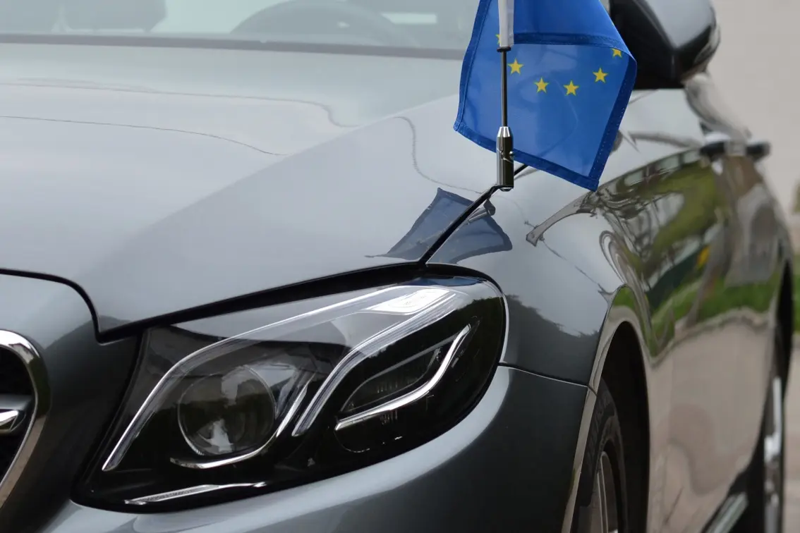 Mercedes Benz Clase E con bandera Europea para diplomaticos jefes de estado alquiler coche con conductor en Malaga