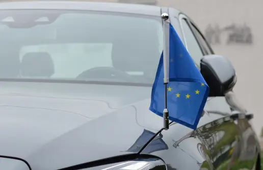 Mercedes Benz Clase E con bandera Europea-para diplomaticos jefes de estado alquiler coche con conductor