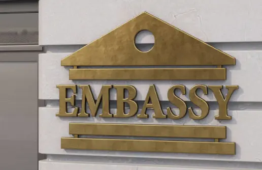 coche de gama alta con conductor para diplomáticos consulados cartel metalico bronce pared embajada