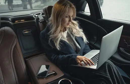 ejecutiva mujer de negocios portatil asiento trasero coche de gama alta con conductor