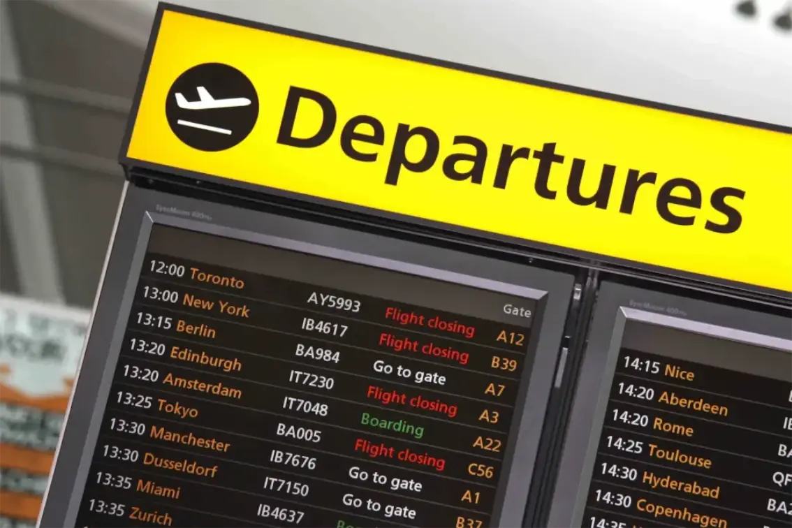 cartel monitor de vuelos y horarios de llegadas en el aeropuerto malaga
